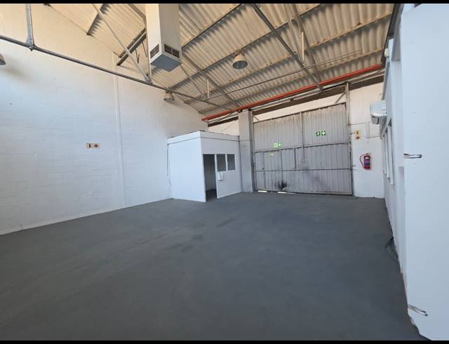 900M² WAREHOUSE TO LET IN PAARDEN EILAND